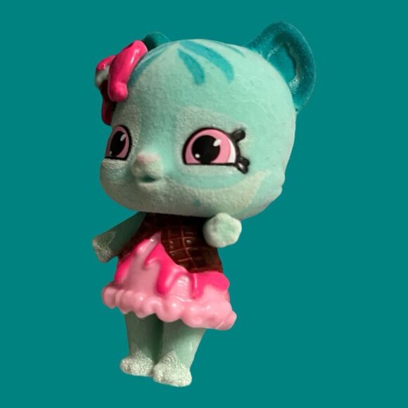 Lot of 8 Moose Toys Shopkins Wild Styles Fuzzy Shoppets 5 Stands & Shopkins - Picture 4 of 9